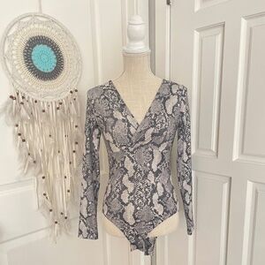 H&M | Gray Snakeskin V-Neck Long Sleeve Wrap Bodysuit | Size S